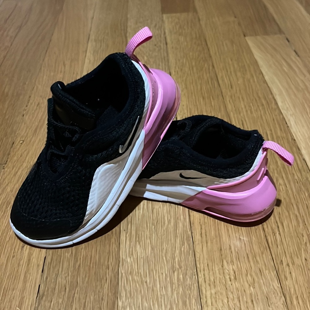 Girls Nike slip on sneaker